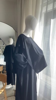 Cape Khadija Noir – Allaitement discret et confortable pour abaya