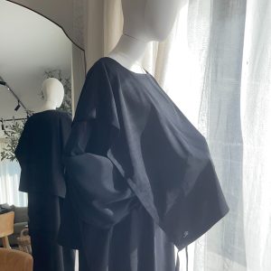 Cape Khadija Noir – Allaitement discret et confortable pour abaya