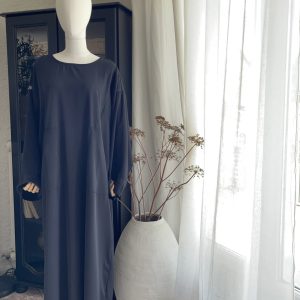 Abaya Allaitement Yamina – Noire, Fluide en Crêpe Nidha et Confortable