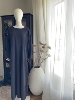 Abaya Allaitement Yamina – Noire, Fluide en Crêpe Nidha et Confortable