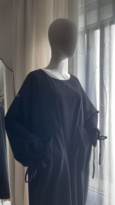 Abaya Souhed Noire – Fluide en Crêpe Nidha Royale, Confectionnée en France