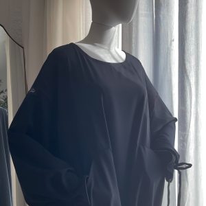 Abaya Souhed Noire – Fluide en Crêpe Nidha Royale, Confectionnée en France